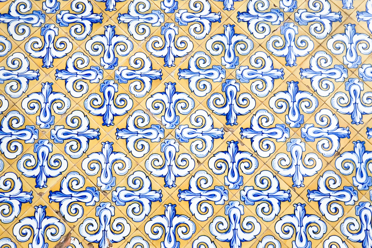 Azulejos de cerámica azul y amarilla del Mercado Central de València