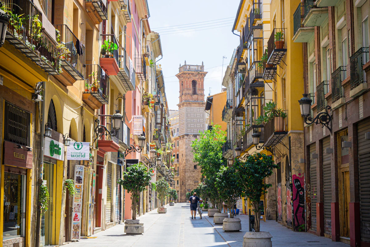 Calle del centro histórico de València con balcones
