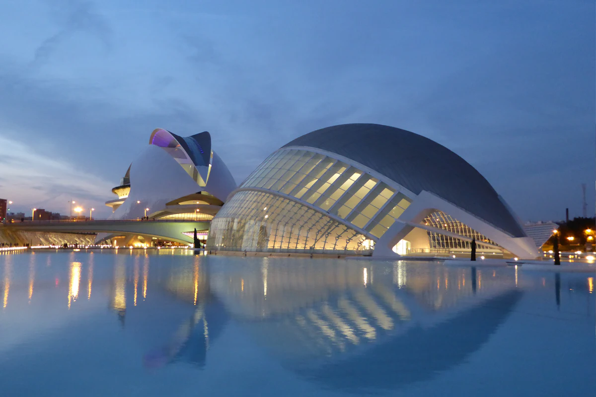 L'Hemisfèric de la Ciudad de las Artes y las Ciencias de València al atardecer