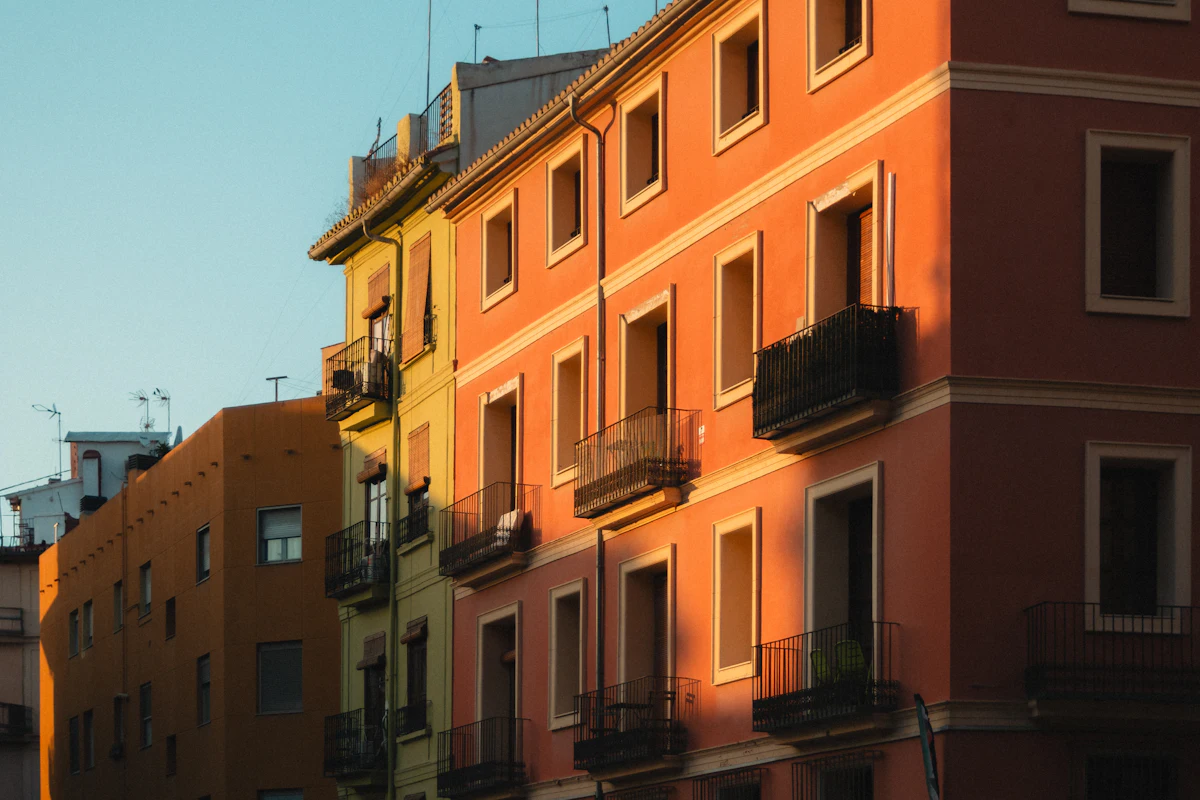 Edificio de viviendas de colores con balcones
