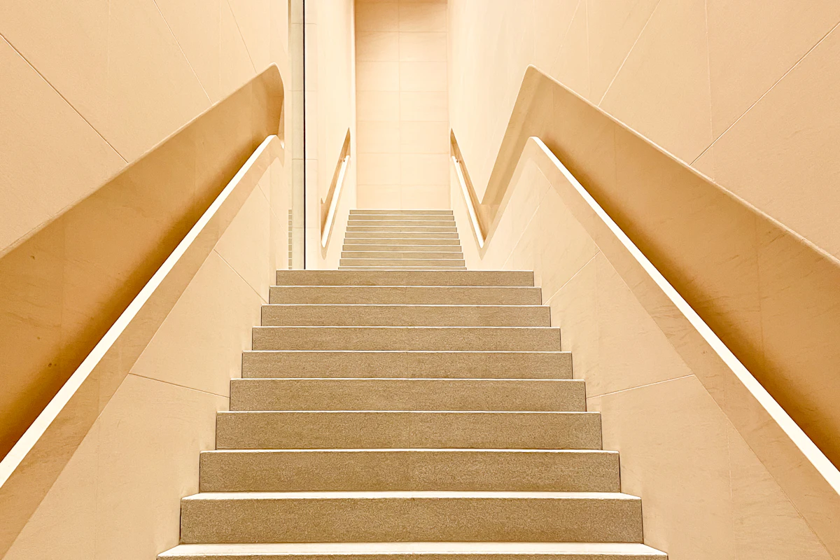 Escalera interior con pasamanos a ambos lados