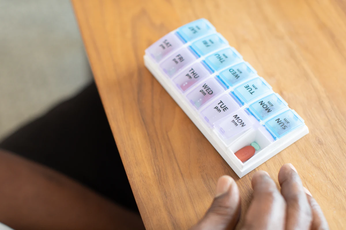Pastillero semanal con la medicación organizada por días