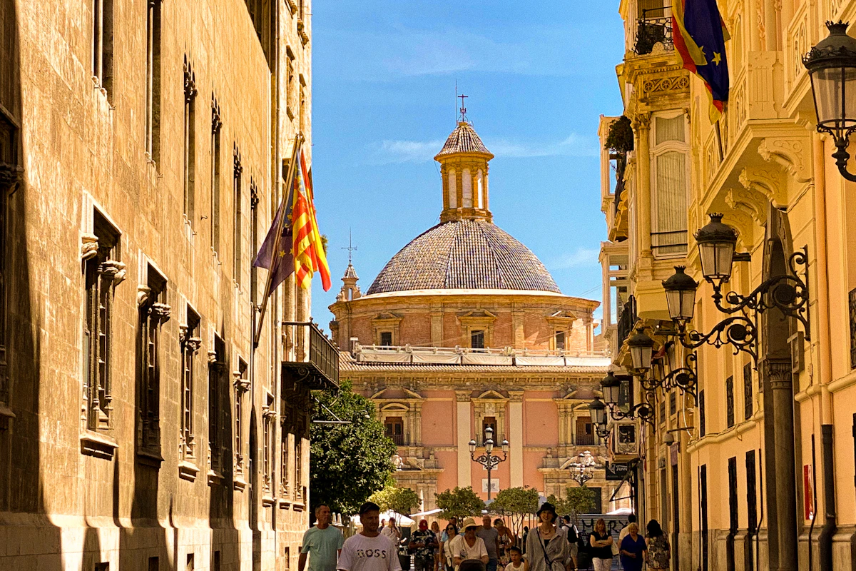 Plaça del centre de València amb la cúpula d'una basílica al fons