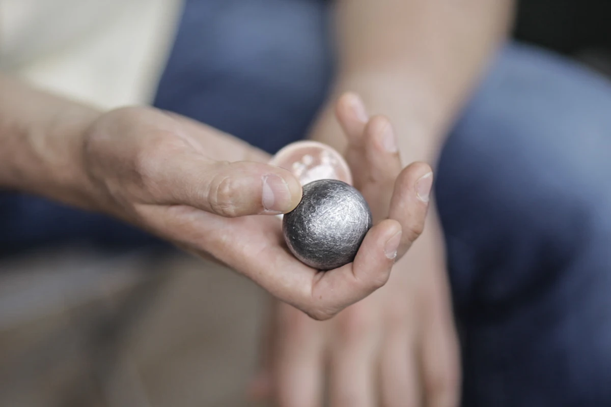 Manos sujetando una pequeña bola para ejercitar la movilidad